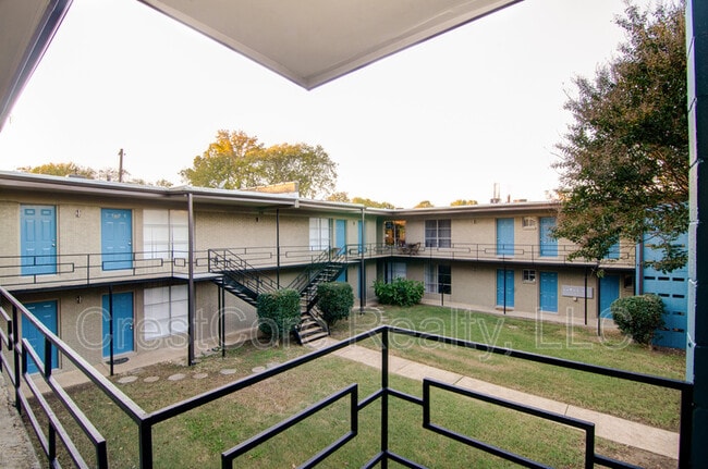 Building Photo - 21 Diana St