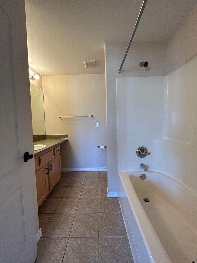 Building Photo - 4 bed, 2.5 ba - Golf Course living in Horn Rapids