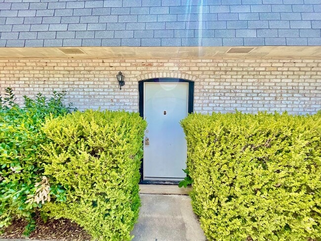 Building Photo - Two-story 1/1.5 Apt in Northeast Austin - ...