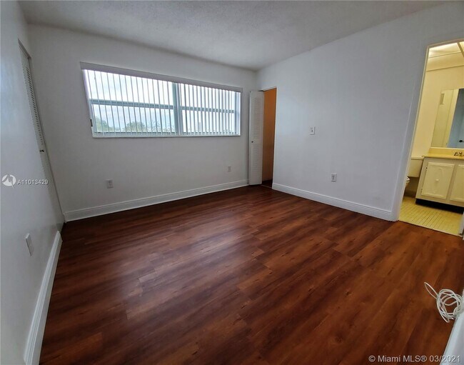 Building Photo - 9363 Fontainebleau Blvd