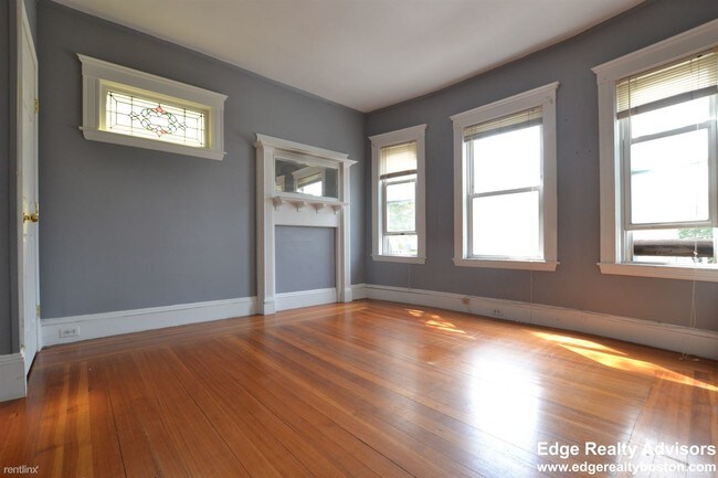 Primary Photo - 4 br, 2 bath Apartment - 32 Gardena St # 1X