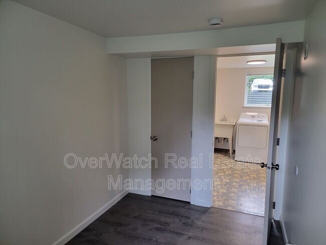 Building Photo - 3405 Oregon Dr