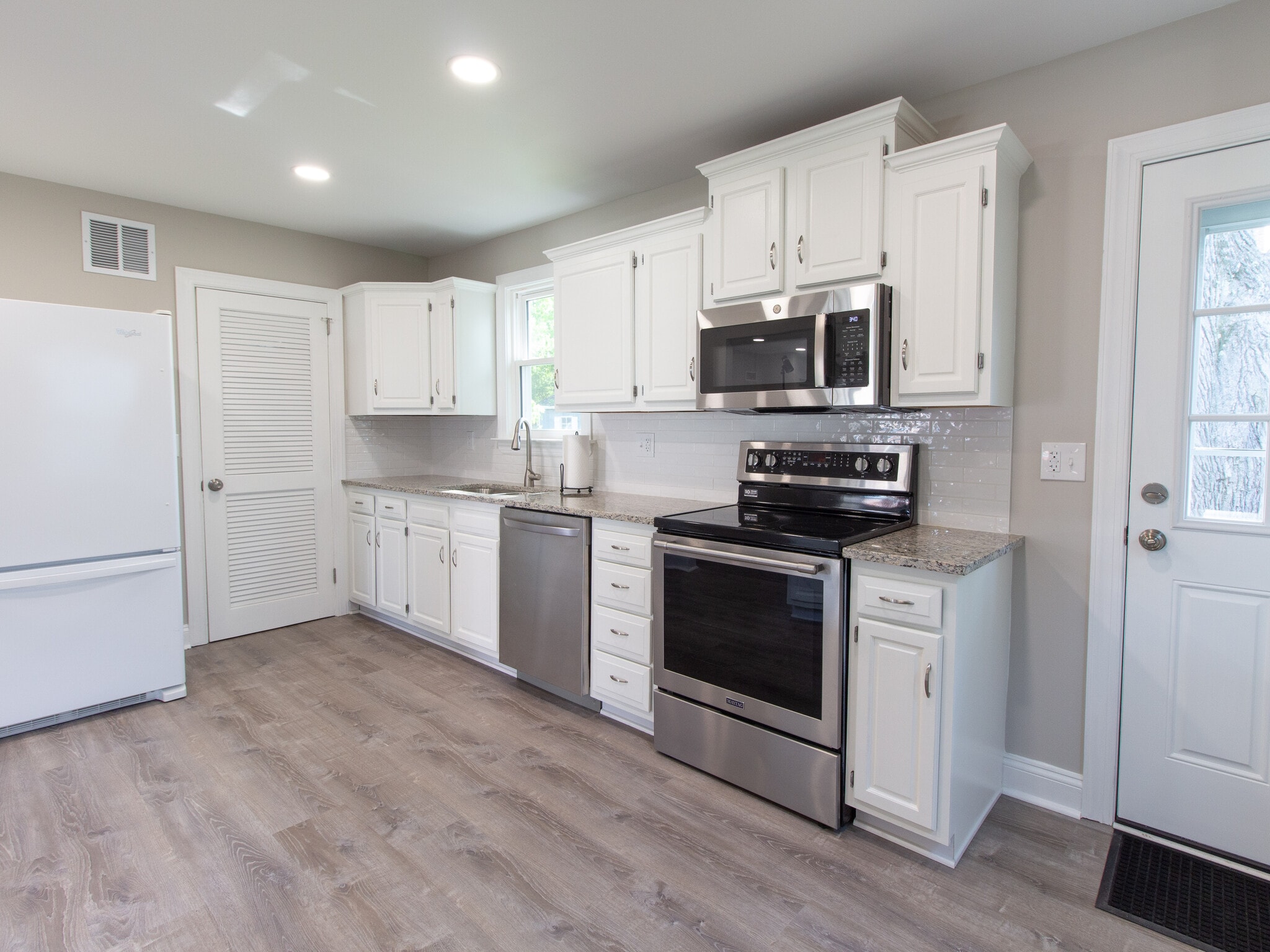 Kitchen - 114 Harding Ave