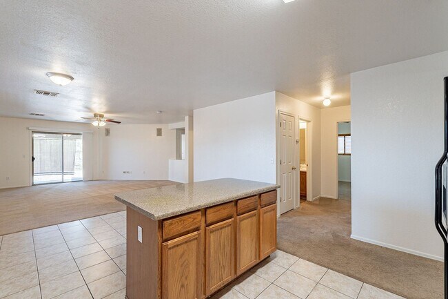 Building Photo - Spacious Oro Valley 4-Bedroom Rental with ...