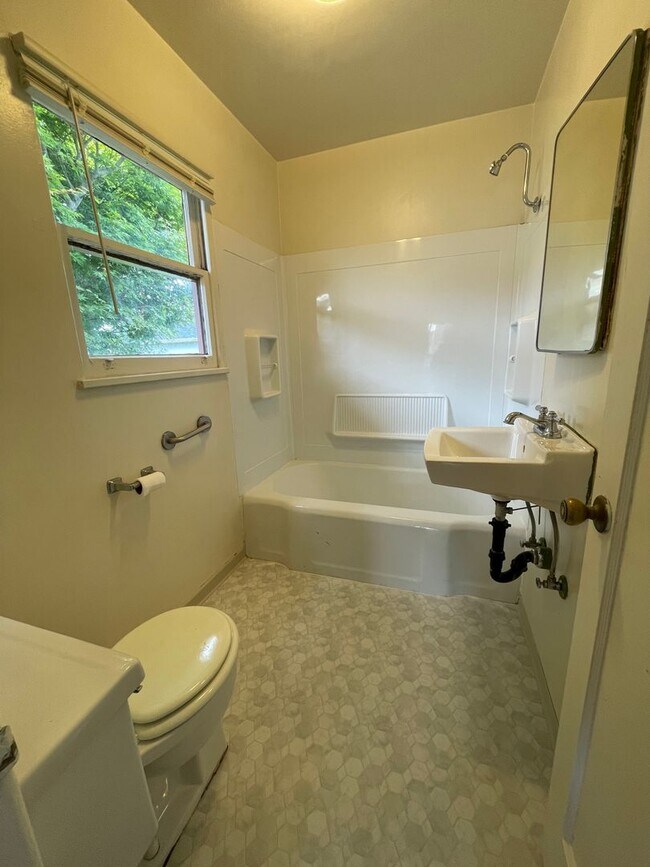 Building Photo - 1231ltur