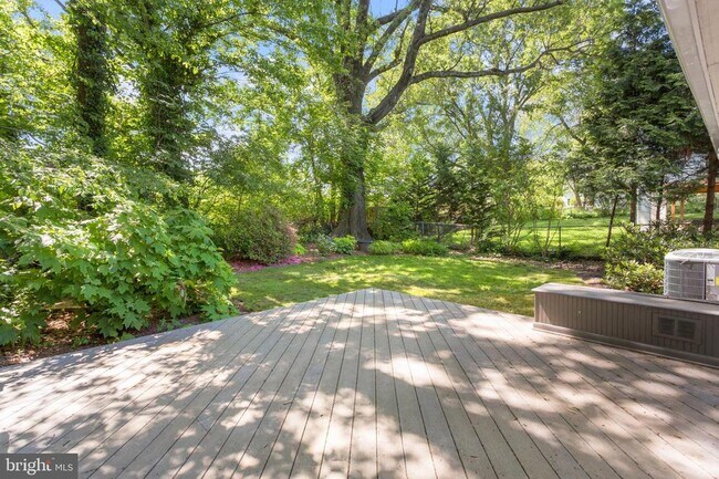 Building Photo - 710 N Buchanan St