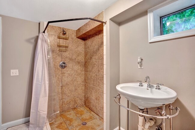 Building Photo - 408 Martin St