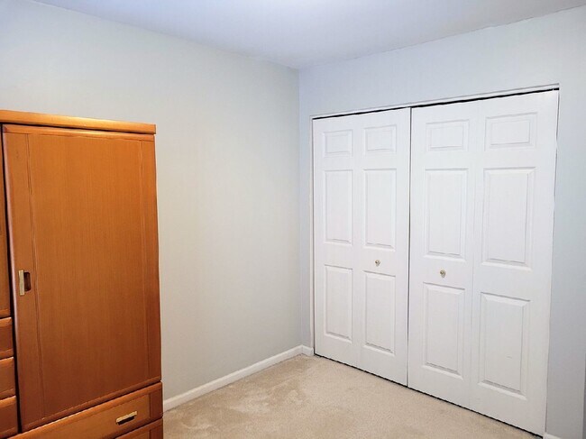Building Photo - 1088 N Claremont Dr