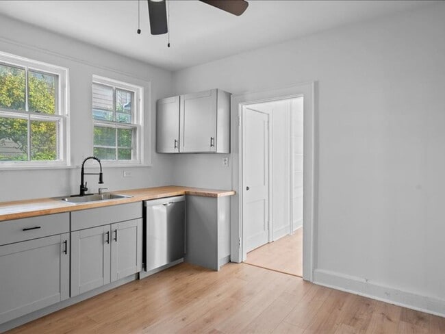 Building Photo - Spacious Pet Friendly 4 Bedroom Rental in ...