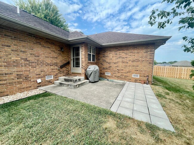 Building Photo - 1233 E Ogorman Ct