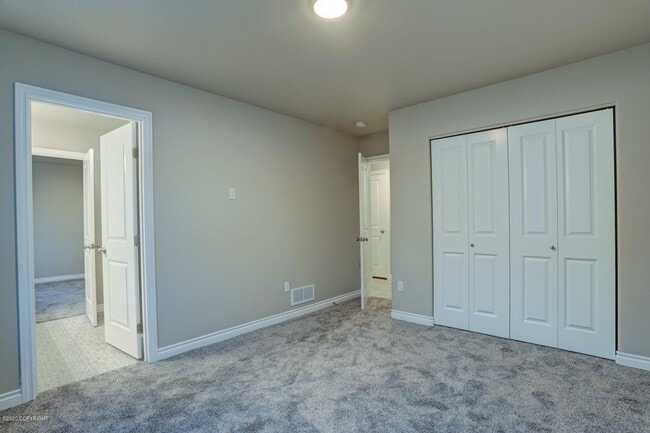 Building Photo - Live in luxury and style in this new, modern 4 bedroom home with upgraded everything, mountain vi...