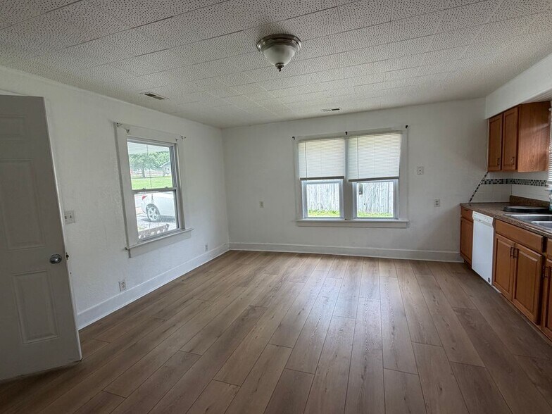 Building Photo - 308 S Lillian Ave