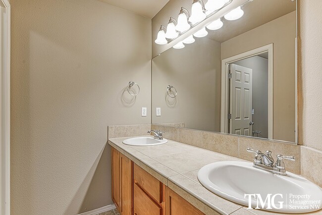 Building Photo - Gorgeous Four Bedroom Townhome in Hillsboro!