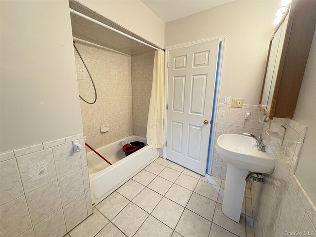 Building Photo - 42 Burlison Ave