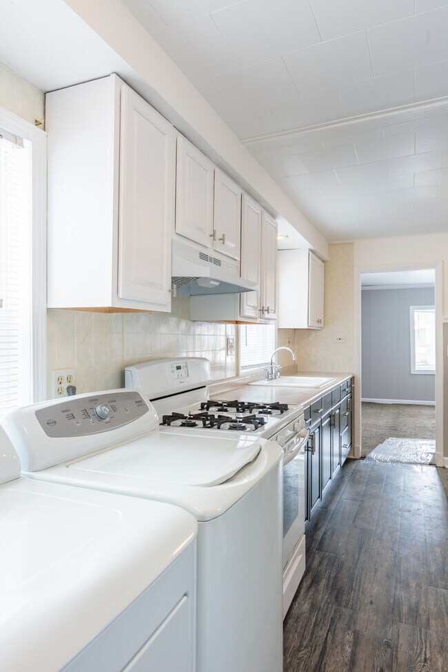 Building Photo - 327 Fairlawn Dr