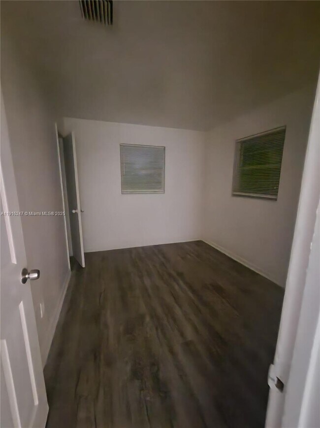 Building Photo - 519 NW 8th Ave