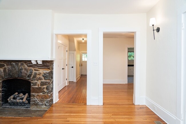 Building Photo - Large 4 Bedroom Home On Oakhurst Circle