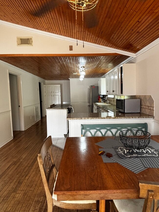 Building Photo - 611 Seashell Dr