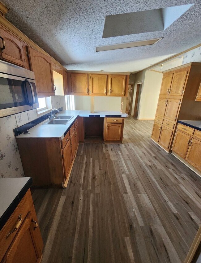 Building Photo - 3 Bed 2 Bath