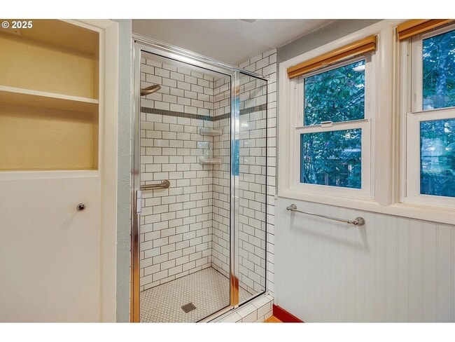 Building Photo - Gorgeous College Hill 4 BD, 3BA in desirab...