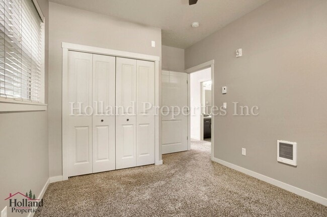 Building Photo - 670 NE Roydon Ln