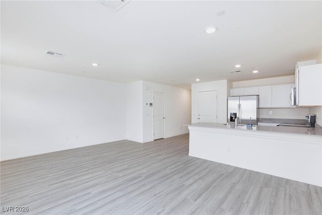 Building Photo - 6085 Lily Gdn St