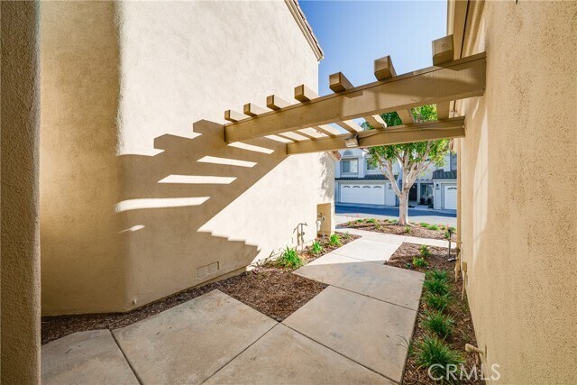 Building Photo - 3 Almador