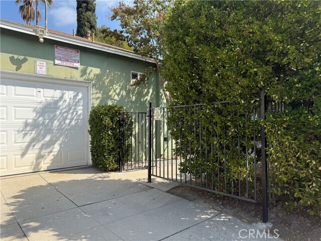 Primary Photo - 5901 woodman Ave