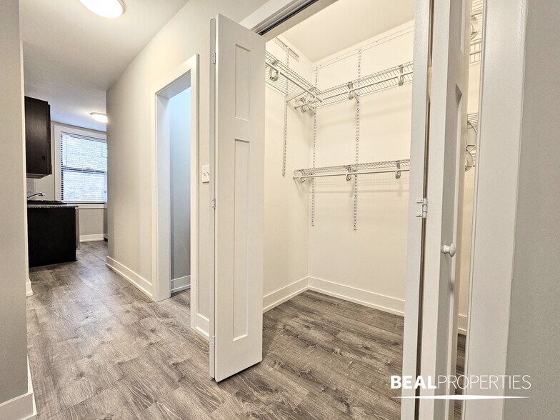 Building Photo - 705 W Brompton Ave