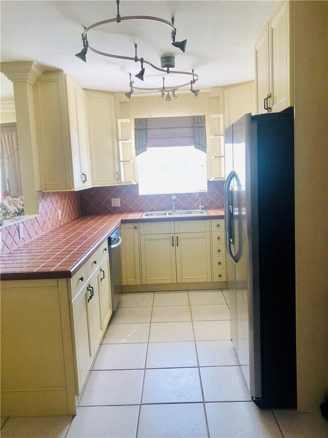 Building Photo - 137 Farnham F