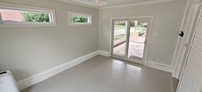 Building Photo - Walk to the river from this convenient rancher near Willow Oaks