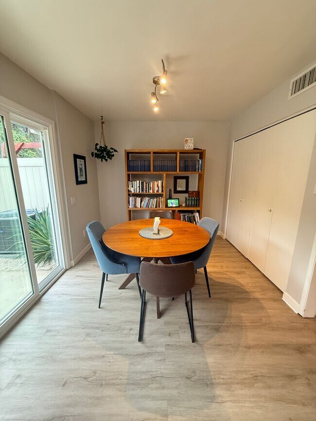 Building Photo - Spacious 4 bedroom condo backs to Westwood...