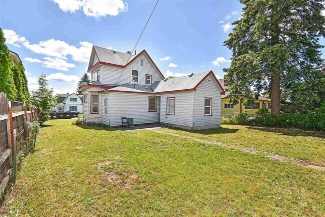 Building Photo - Inviting 4 Bed, 2 Bath in GU District!