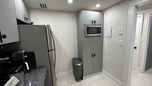 Building Photo - 2030 S Ocean Dr