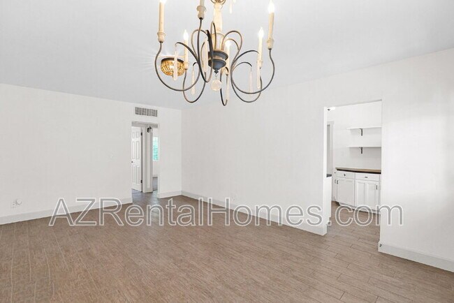 Building Photo - 5513 E Earll Dr