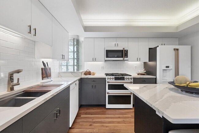 Building Photo - 200 Cocoanut Ave