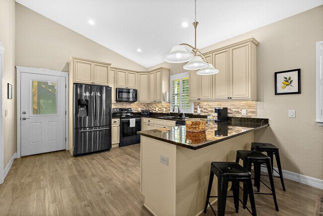 Building Photo - 104 Cedar St