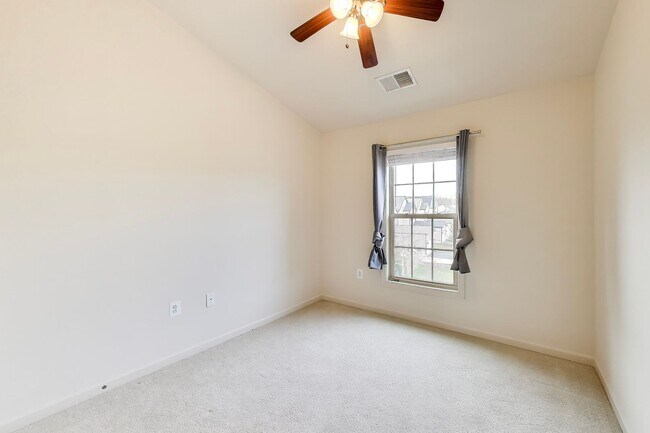 Building Photo - Beautiful Garage Townhouse in Poplar Run - Minutes to Glenmont METRO & I-200!