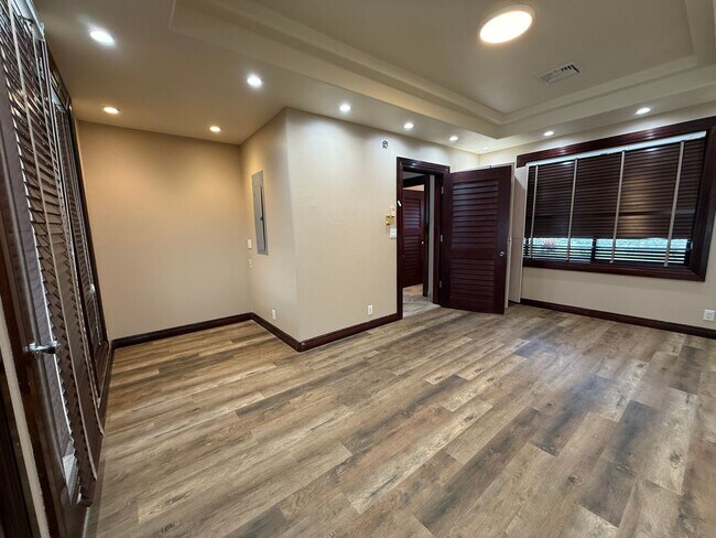 Building Photo - 466 Portlock Rd