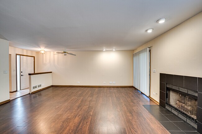 Building Photo - 1640 Hilton Head Dr