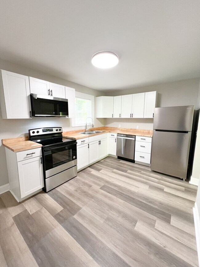 Building Photo - Completely Remodeled Home in Clarksville, TN – Just Off Madison Street!