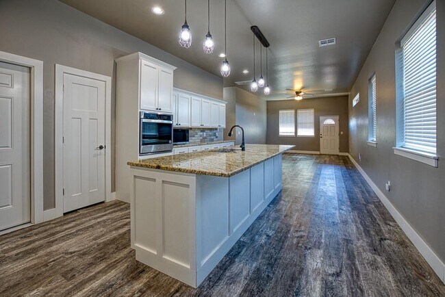 Building Photo - 807 Venice Ct