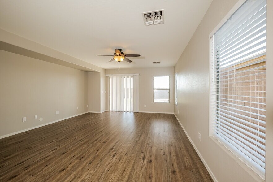 Building Photo - 30831 N Karen Ave
