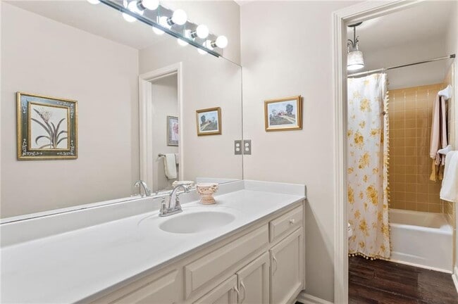 Building Photo - 4040 Summit Dr