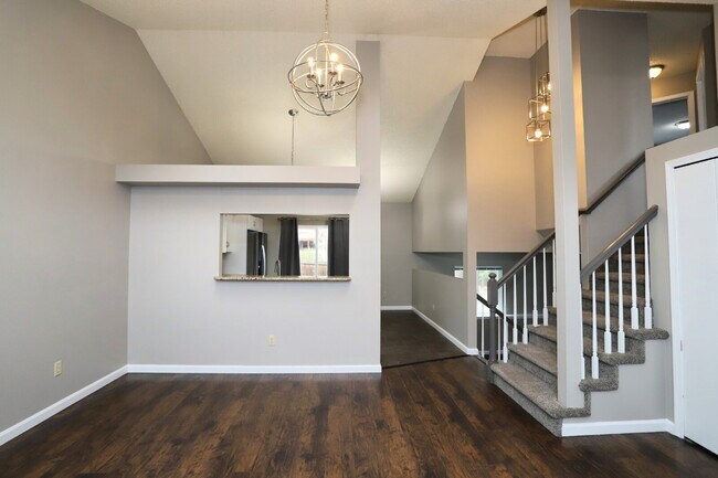 Building Photo - Beautifully Updated Split-Level Home with ...