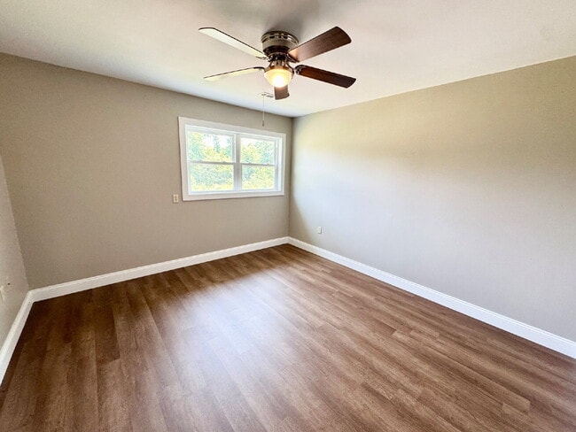 Building Photo - Remodeled Townhome Minutes from Downtown S...