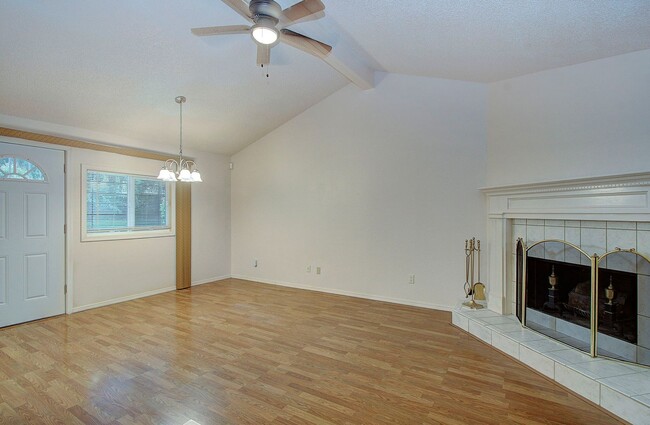 Building Photo - Bright 3 Bedroom 2 Bath Home in Pinebrook! Stainless Appliance Package