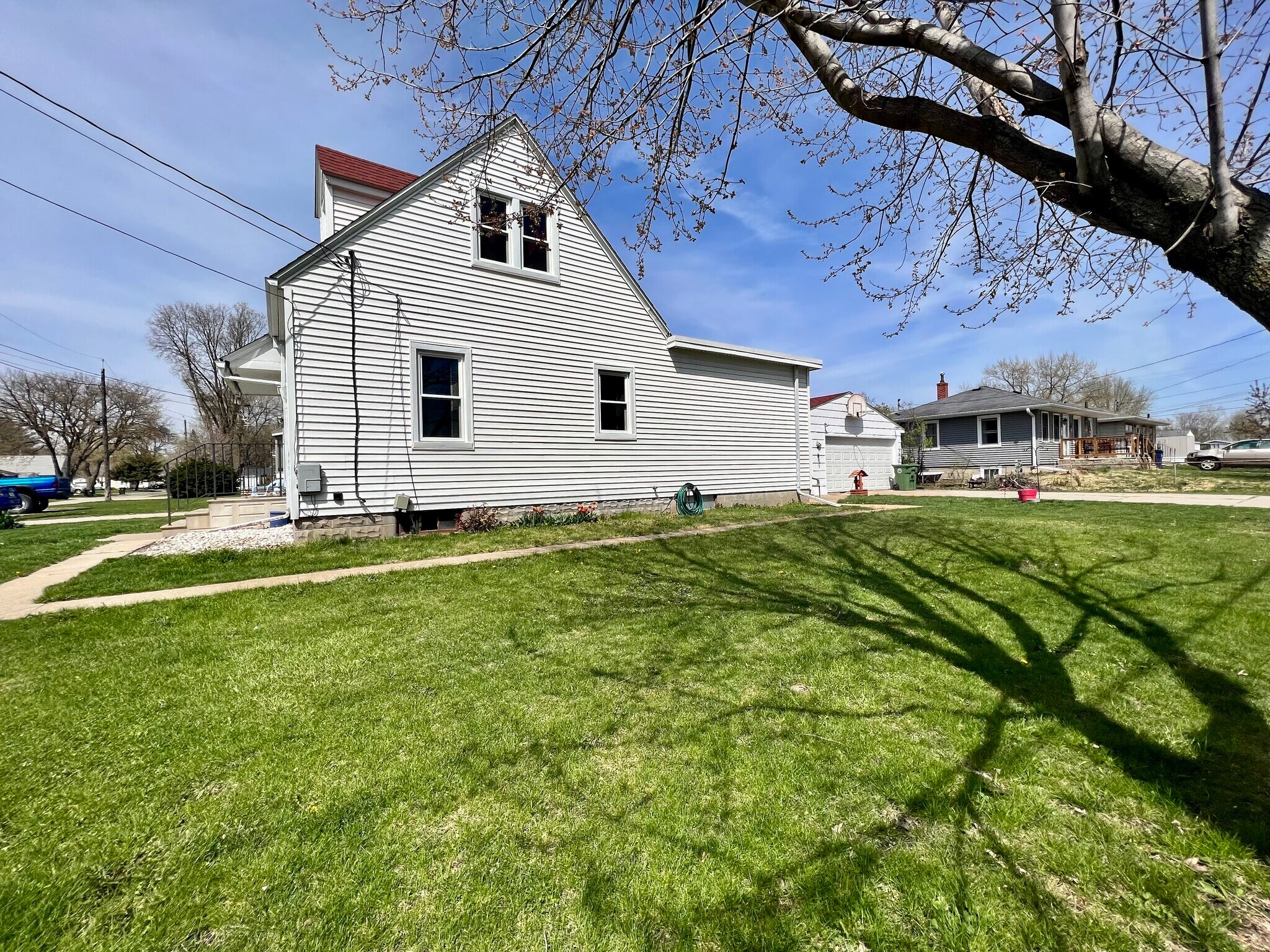 South side - 902 Adrian St