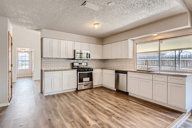 Building Photo - 427 Quintana Dr