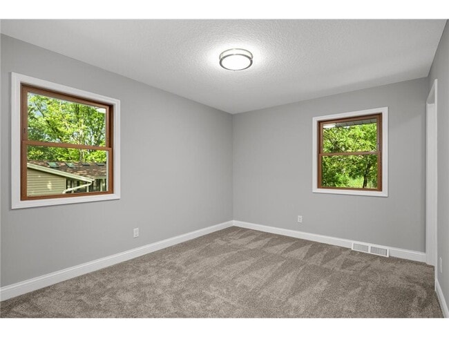 Building Photo - 11004 Oak Knoll Terrace N